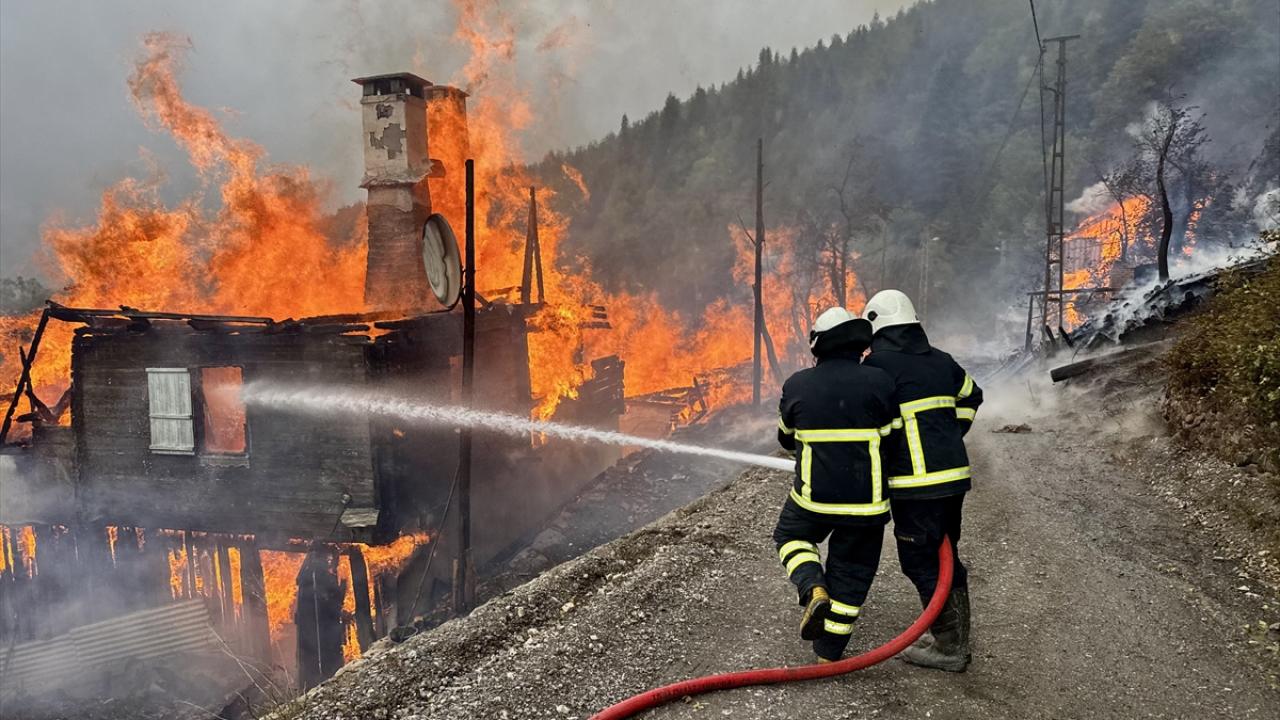 Kastamonu’da Yangın Felaketi: 7 Ev Alevlere Teslim Oldu